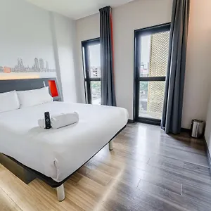 Easyhotel Barcelona Fira Hotell